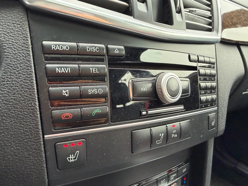 Mercedes-Benz E 220 Алкантара* Кожа* Подгрев, снимка 12 - Автомобили и джипове - 50743649