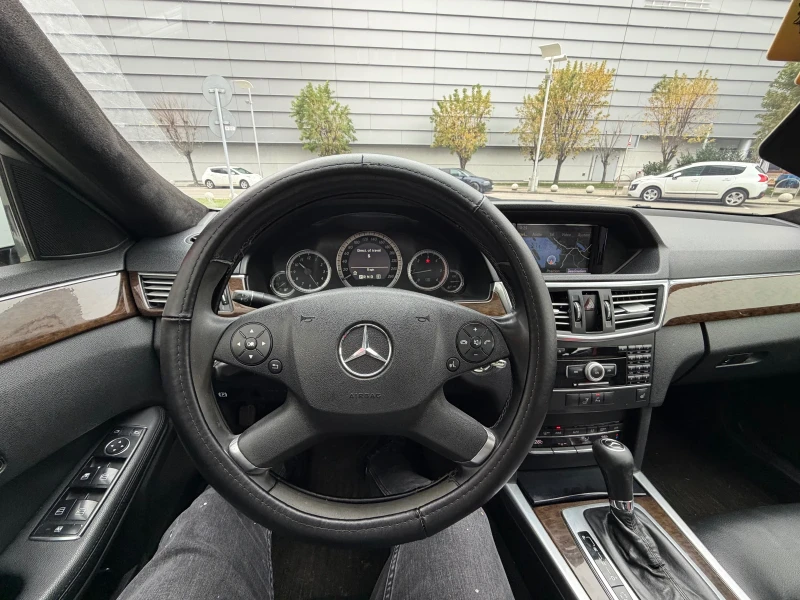 Mercedes-Benz E 220 Алкантара* Кожа* Подгрев, снимка 10 - Автомобили и джипове - 50743649