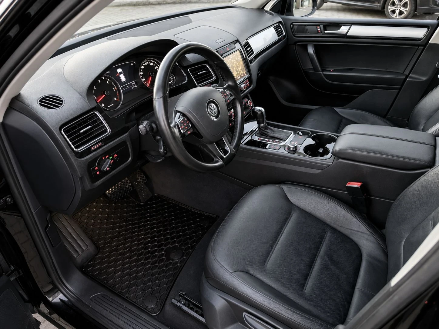 VW Touareg, снимка 8 - Автомобили и джипове - 55631522
