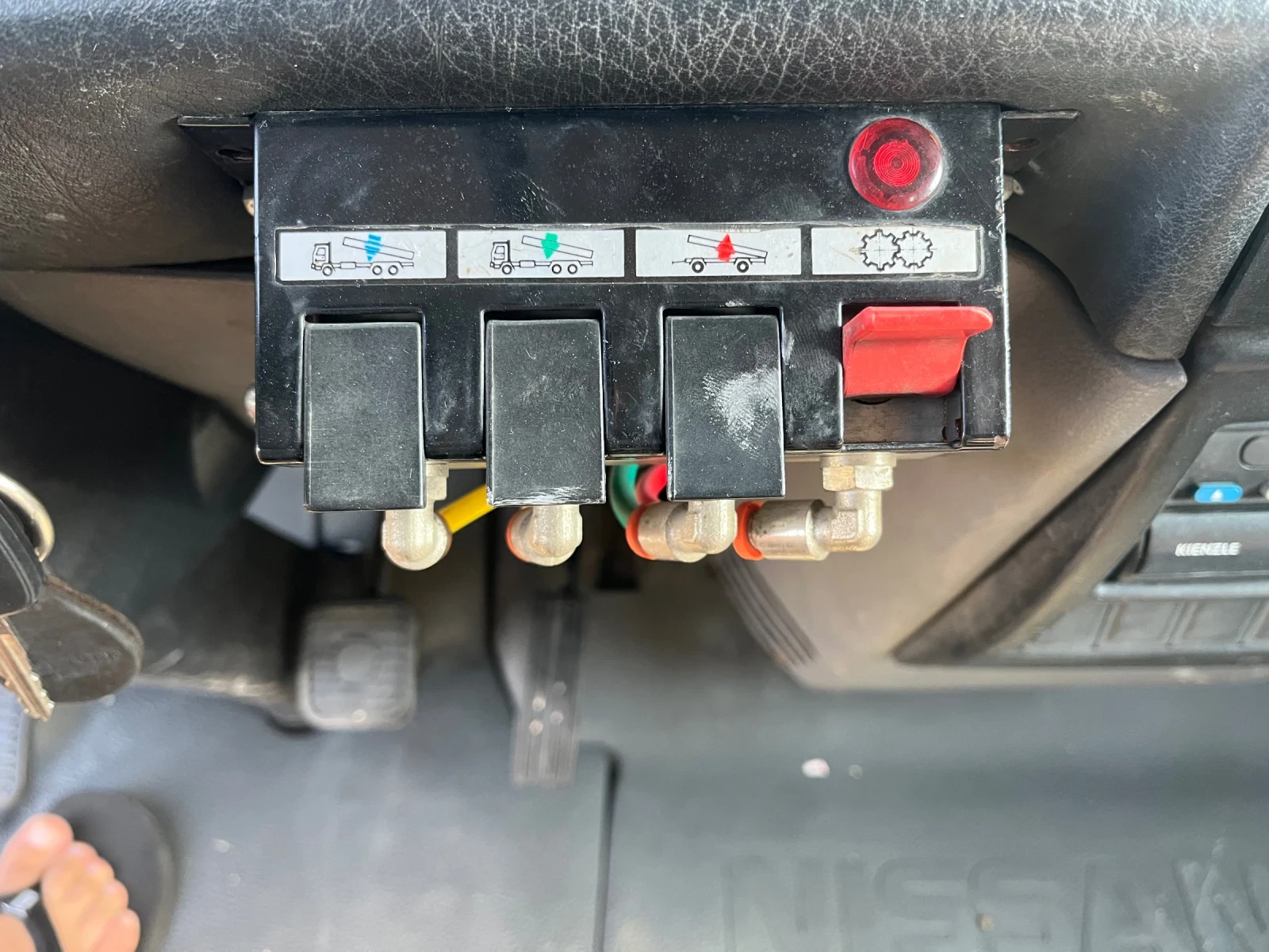Nissan Atleon 4.0D Самосвал с Кран !, снимка 10 - Камиони - 55747265