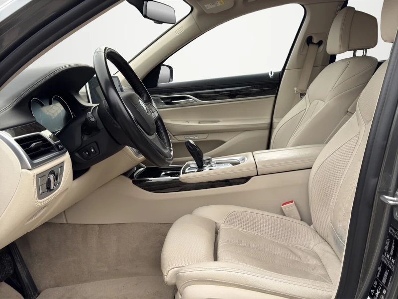 BMW 750 xDrive Седан, снимка 6 - Автомобили и джипове - 53594717