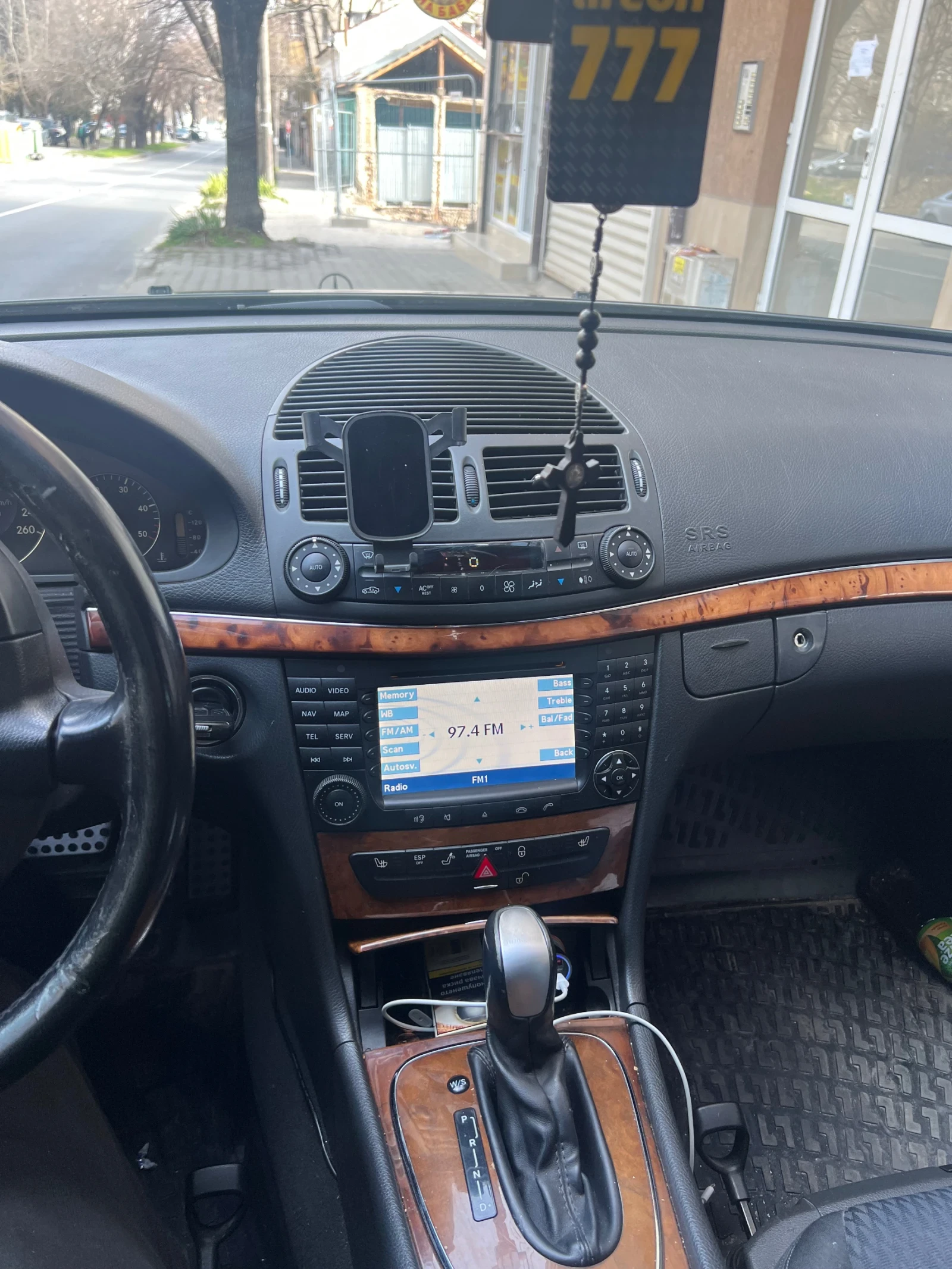 Mercedes-Benz E 220, снимка 6 - Автомобили и джипове - 53812420