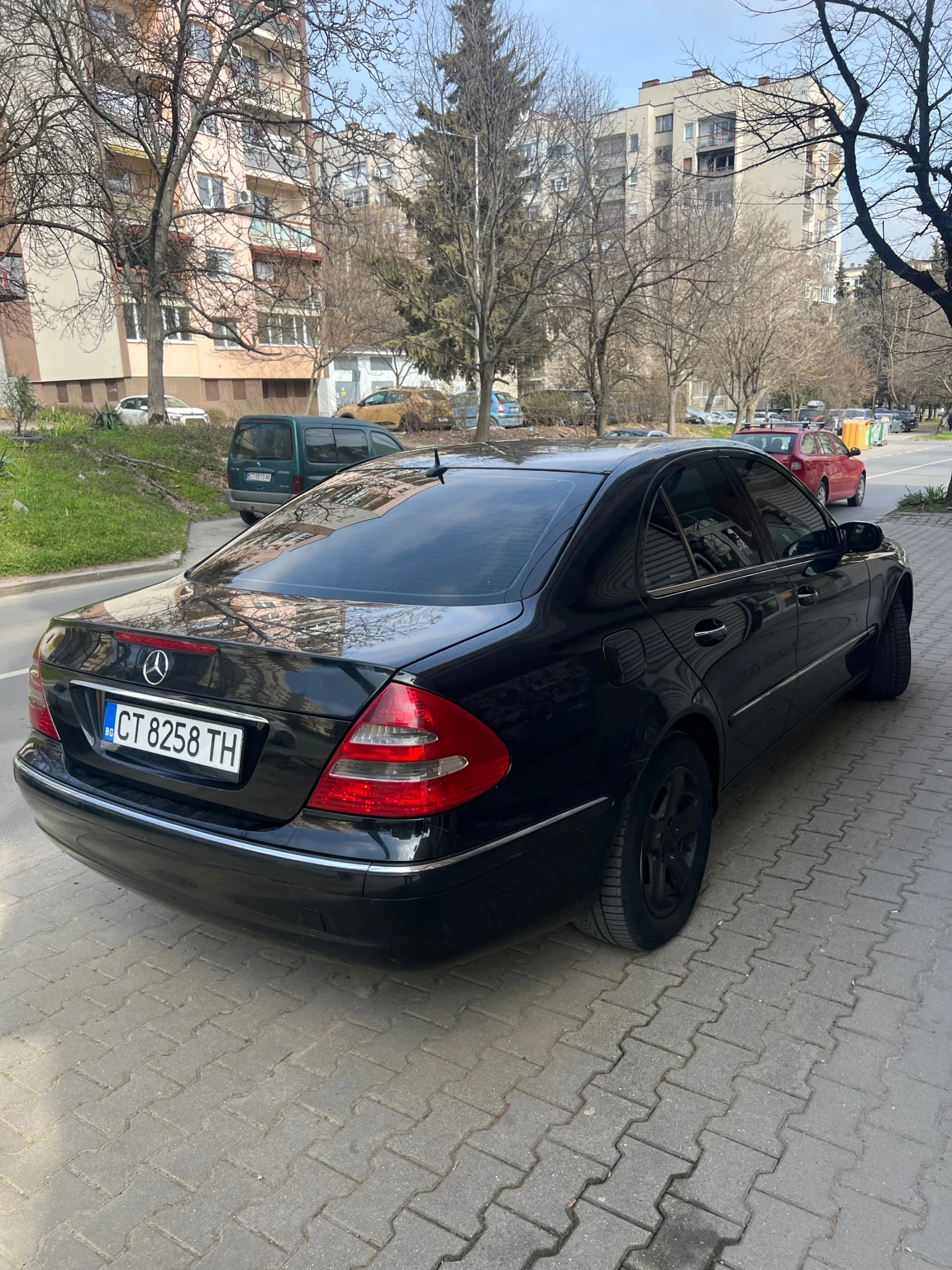 Mercedes-Benz E 220, снимка 4 - Автомобили и джипове - 53812420