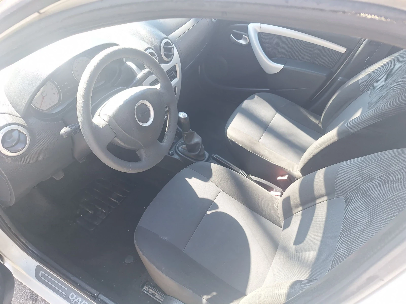 Dacia Logan 1.6 7 места, снимка 9 - Автомобили и джипове - 53829547