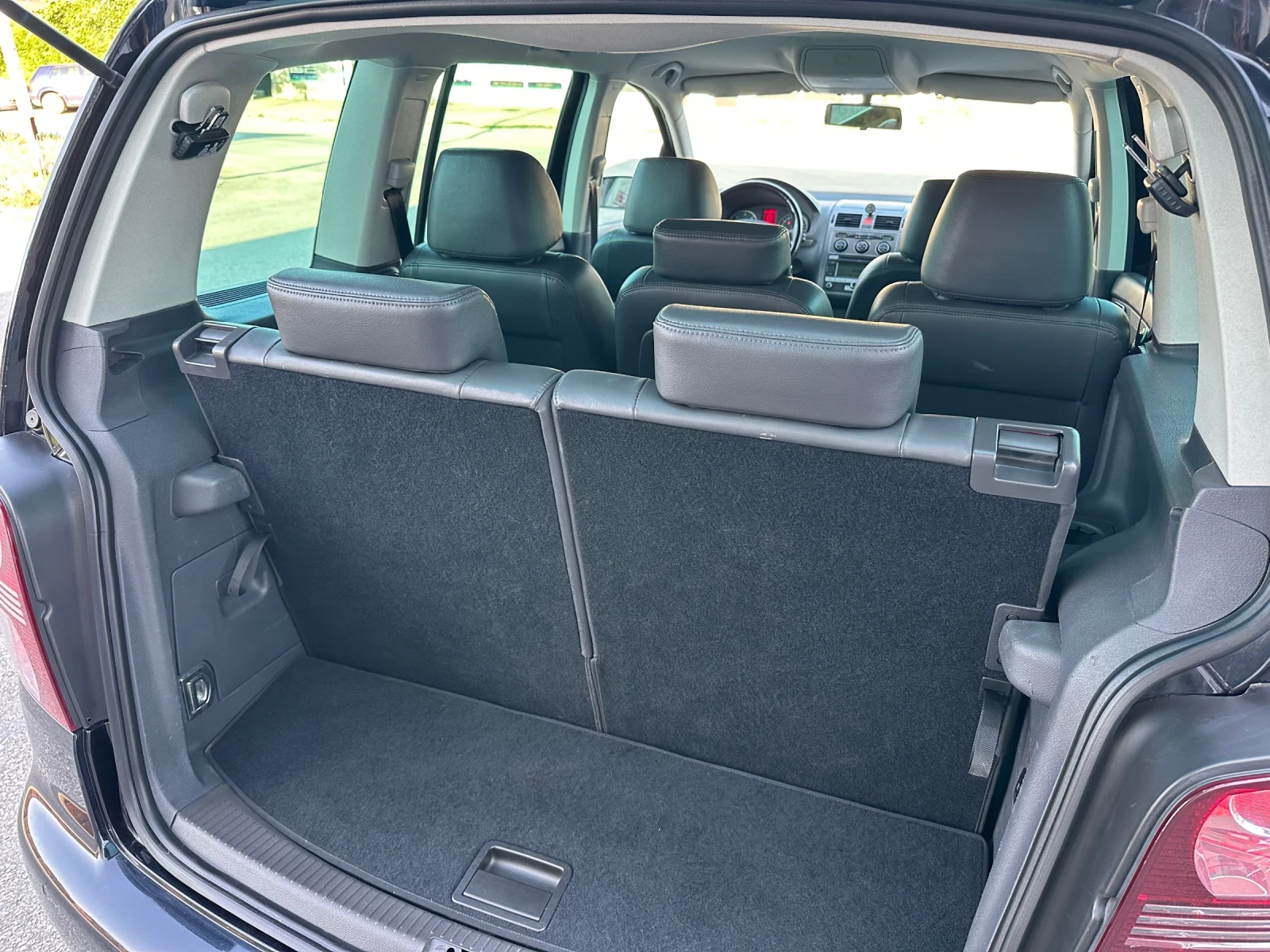 VW Touran 2.0TDI DSG, снимка 16 - Автомобили и джипове - 55410526