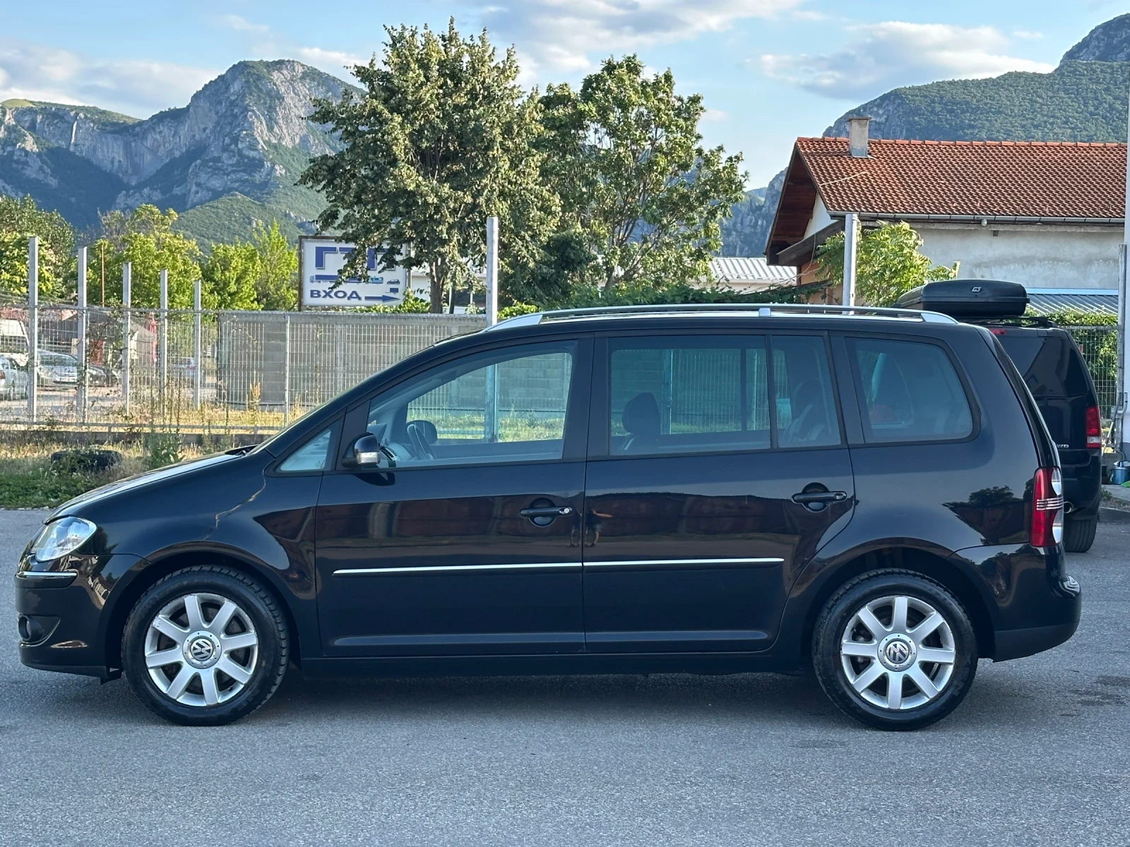 VW Touran 2.0TDI DSG, снимка 2 - Автомобили и джипове - 55410526