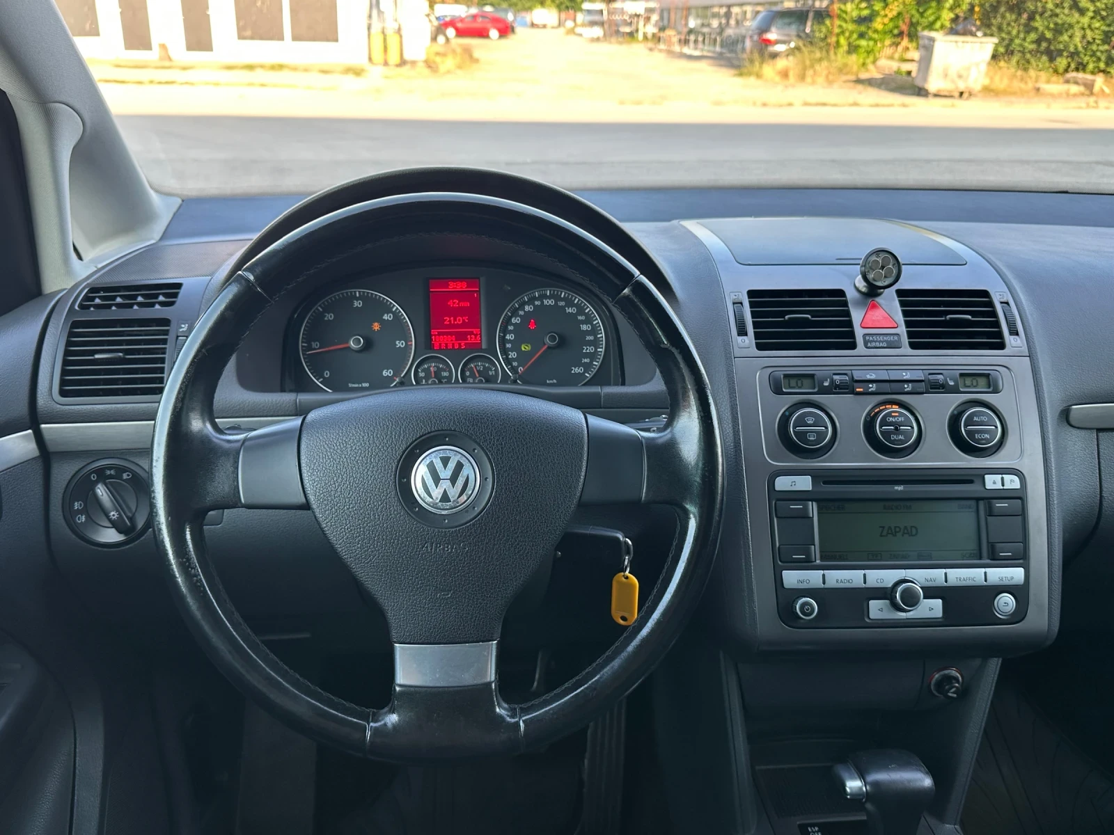 VW Touran 2.0TDI DSG, снимка 15 - Автомобили и джипове - 55410526