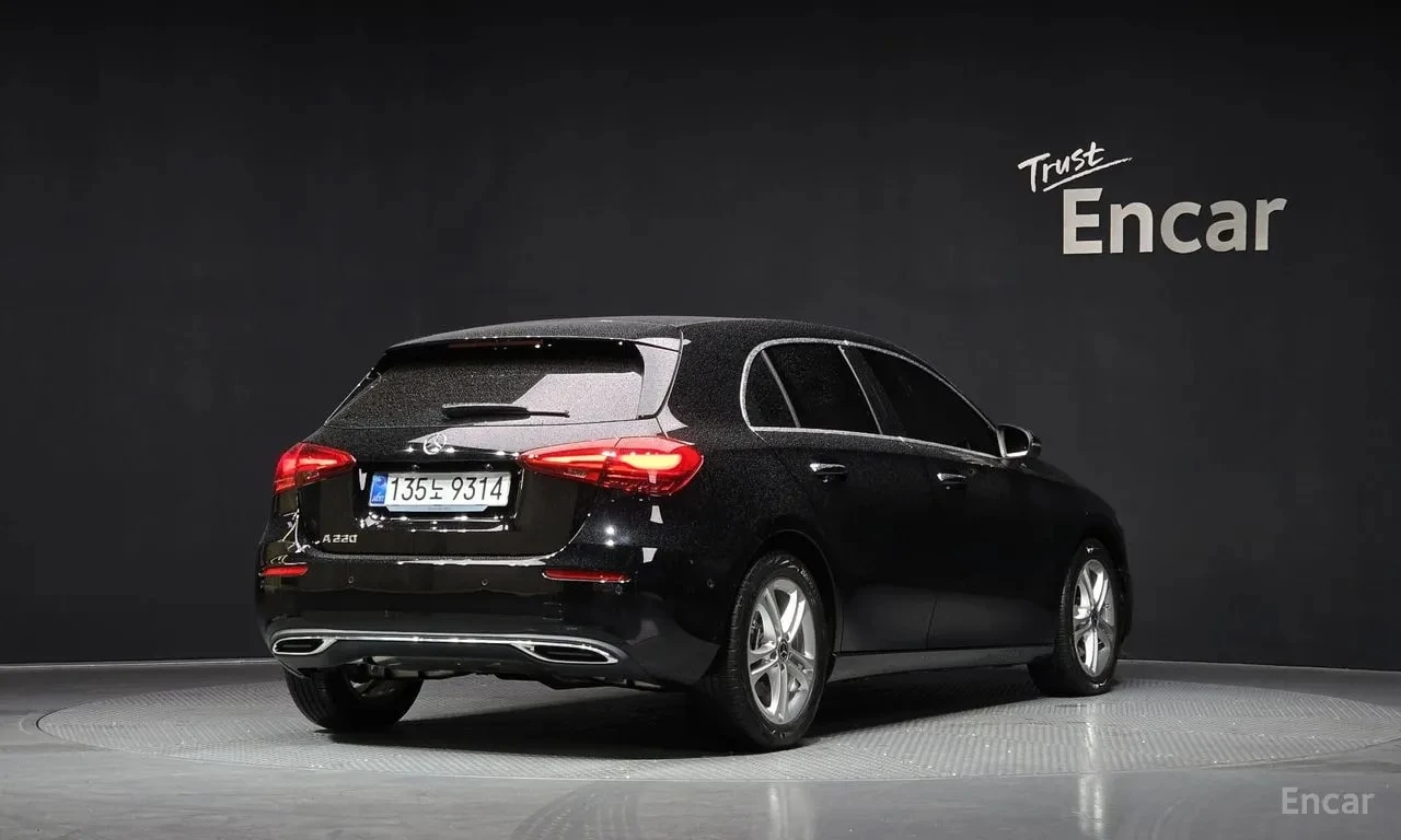 Mercedes-Benz A 220 DISTRONIC| ПАМЕТ| АМБИЕНТ| ПАНОРАМА| 3868км!, снимка 2 - Автомобили и джипове - 55880086
