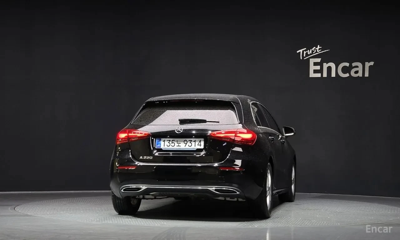 Mercedes-Benz A 220 DISTRONIC| ПАМЕТ| АМБИЕНТ| ПАНОРАМА| 3868км!, снимка 4 - Автомобили и джипове - 55880086