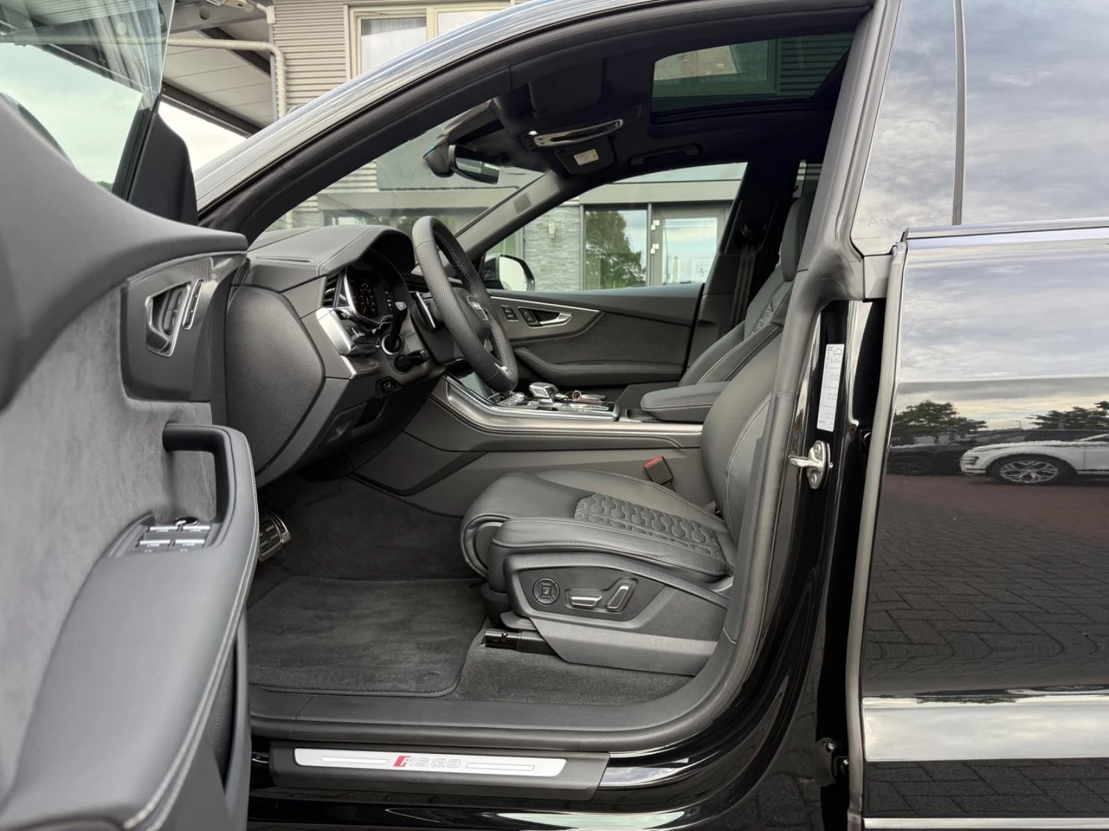 Audi RSQ8 /FACELIFT/CARBON/HEAD UP/B&O/PANO/MATRIX/ - изображение 6