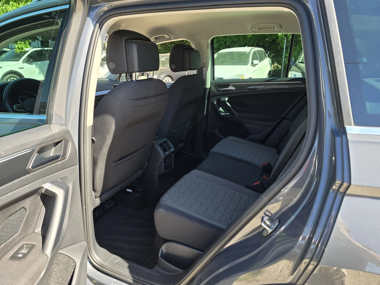 VW Tiguan 2.0TDI 150к.с DSG Life Топ състояние , снимка 11 - Автомобили и джипове - 54683642