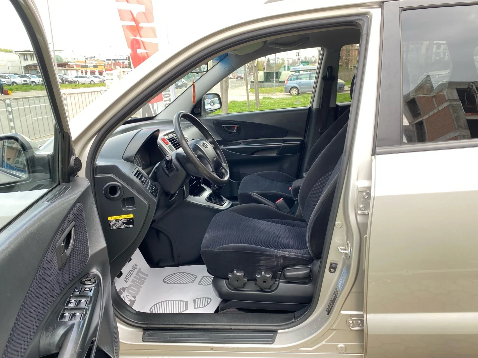 Hyundai Tucson 2.0i/РЕАЛНИ КМ ! ! !  - изображение 8