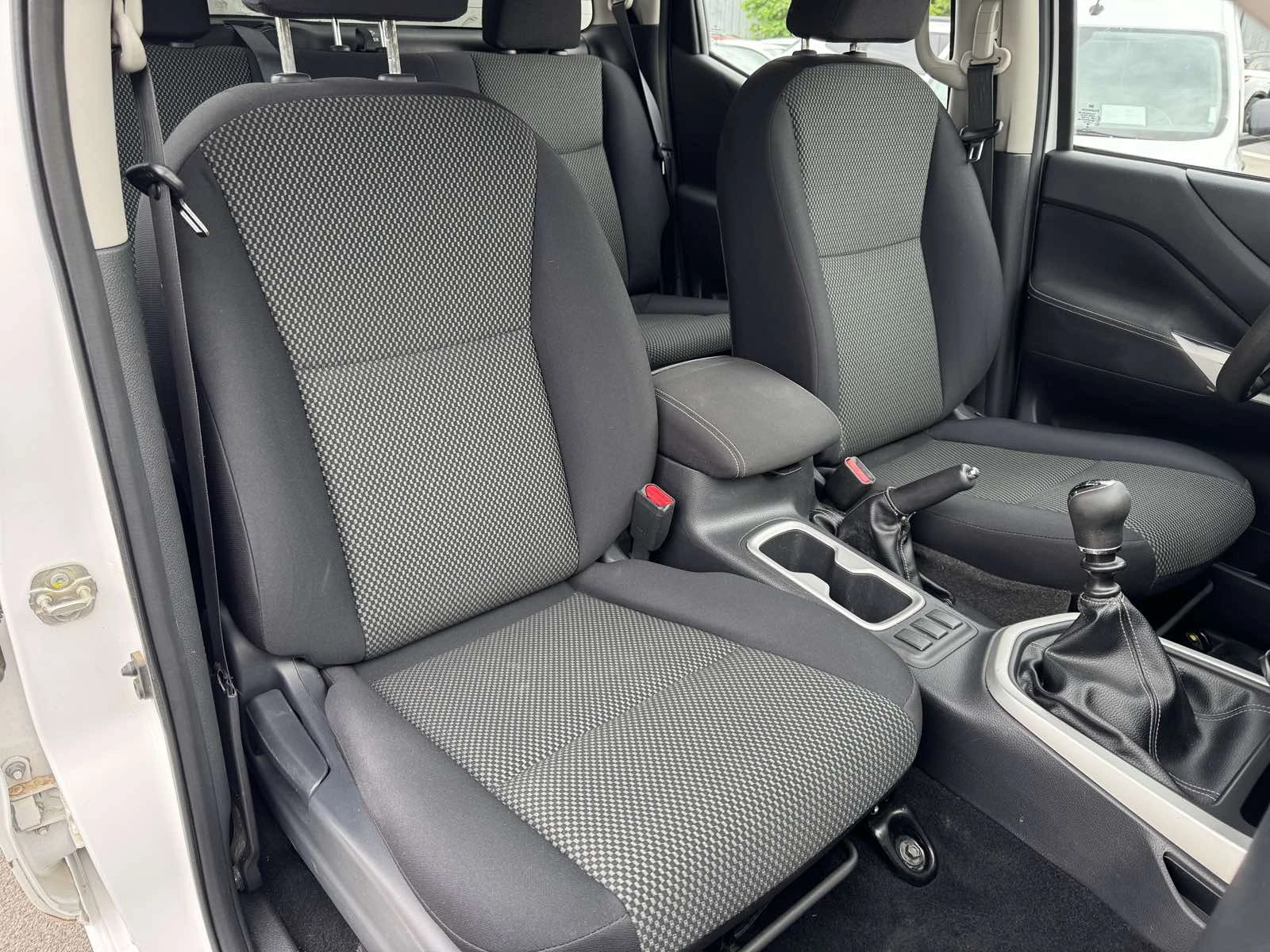 Nissan Navara 2.3 Dci, снимка 9 - Автомобили и джипове - 54640770