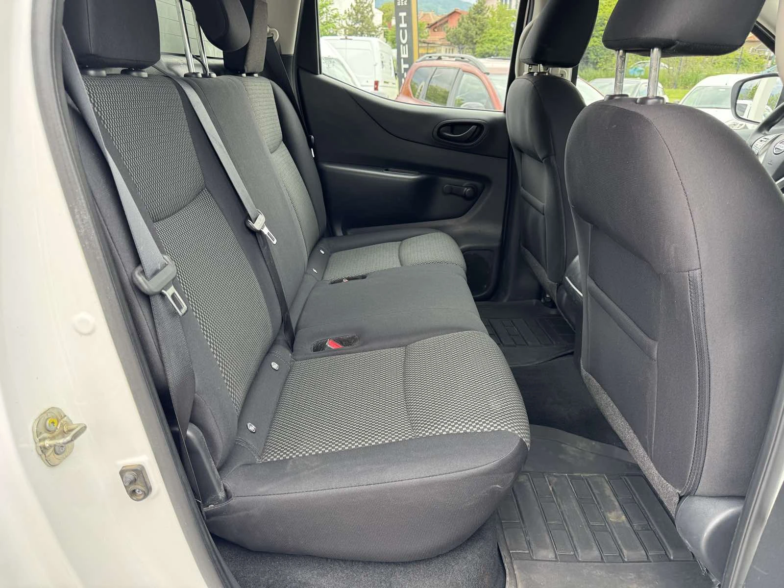 Nissan Navara 2.3 Dci, снимка 10 - Автомобили и джипове - 54640770