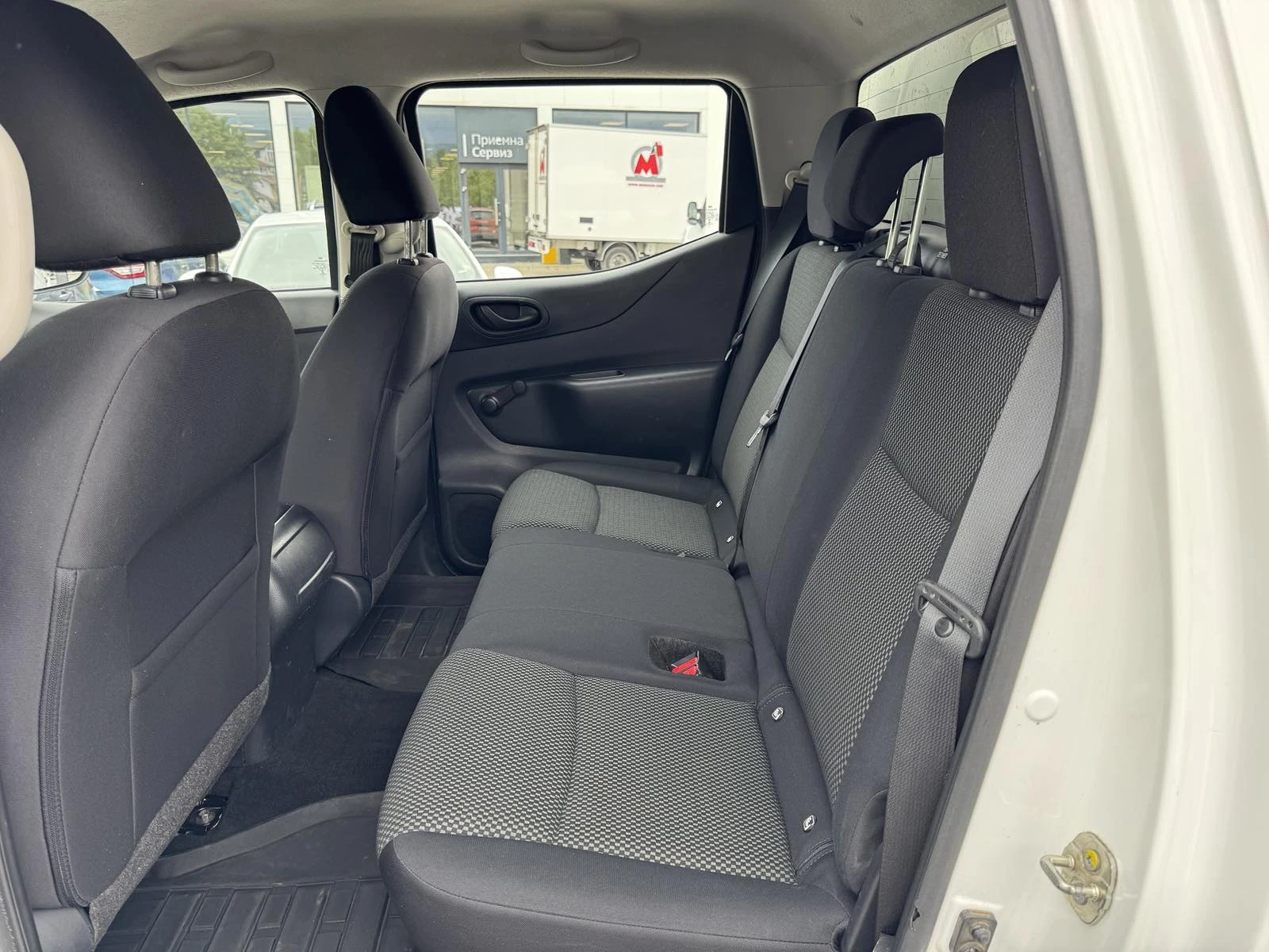 Nissan Navara 2.3 Dci, снимка 13 - Автомобили и джипове - 54640770