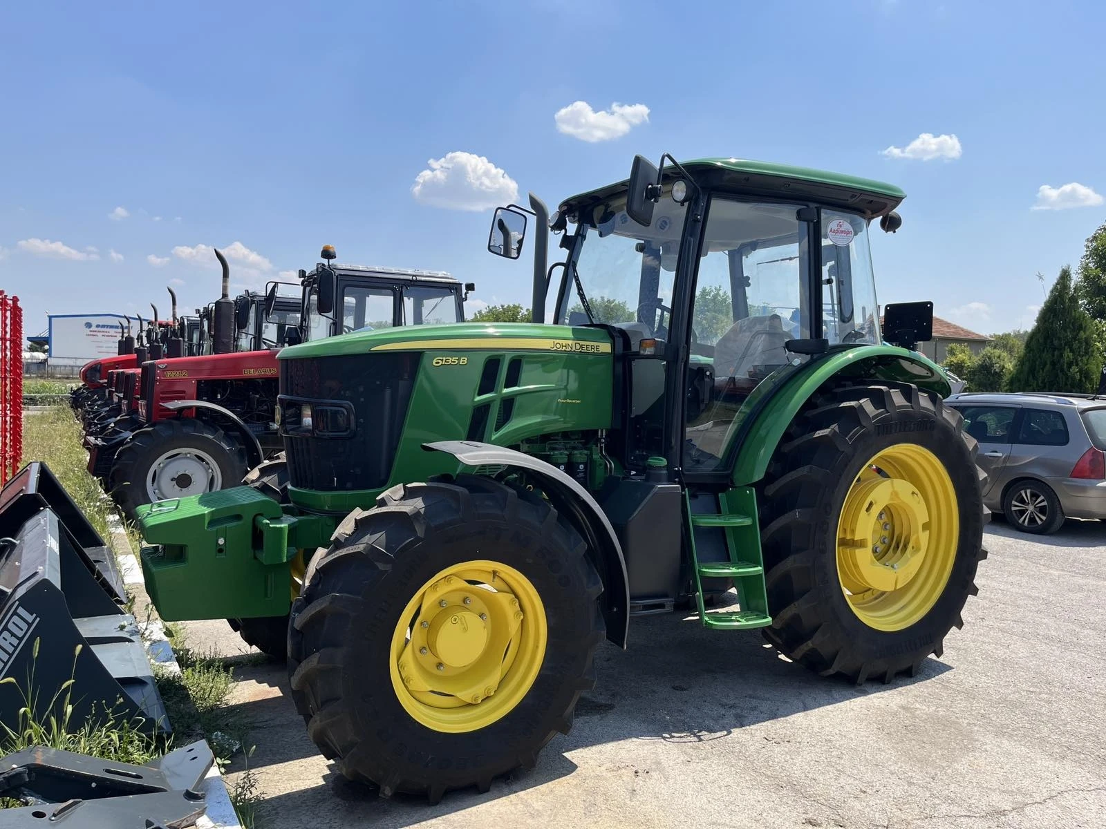 Трактор John Deere 6135B - изображение 2