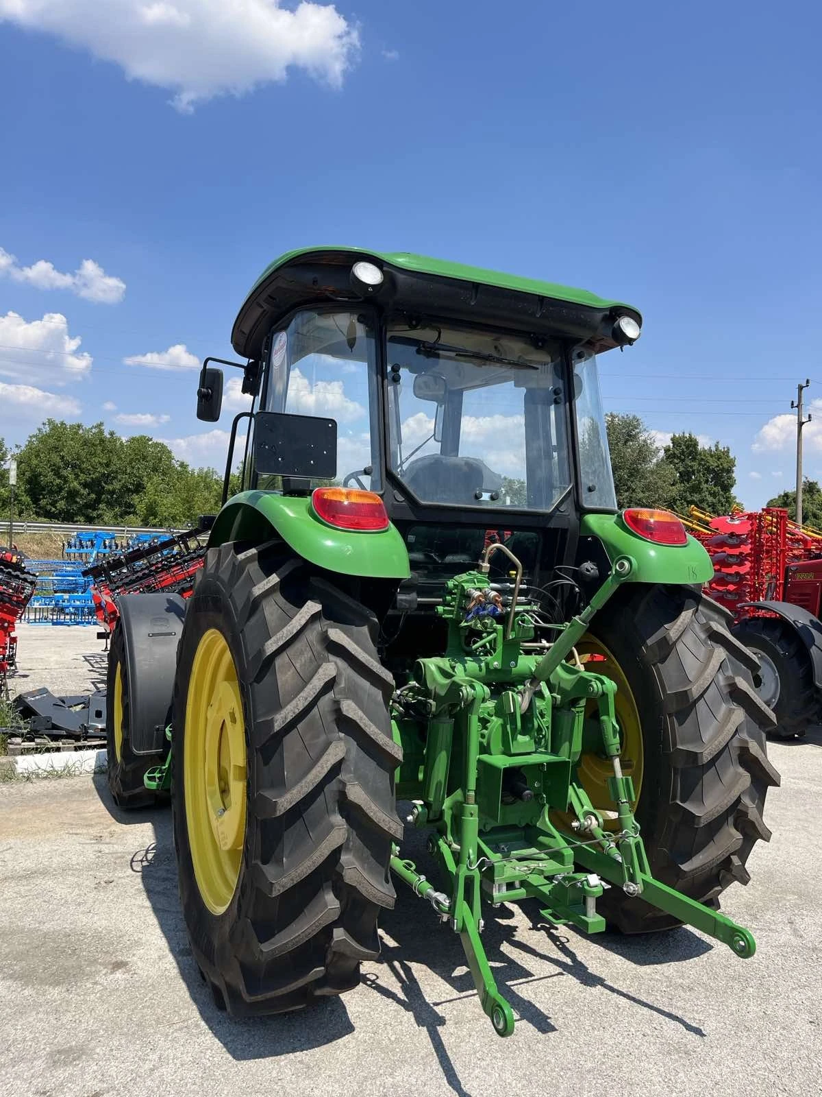 Трактор John Deere 6135B - изображение 5