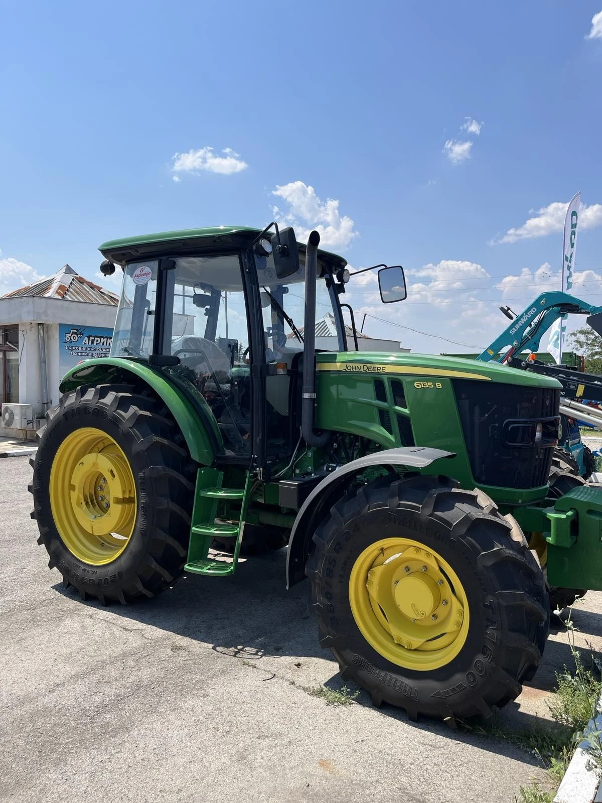 Трактор John Deere 6135B - изображение 8