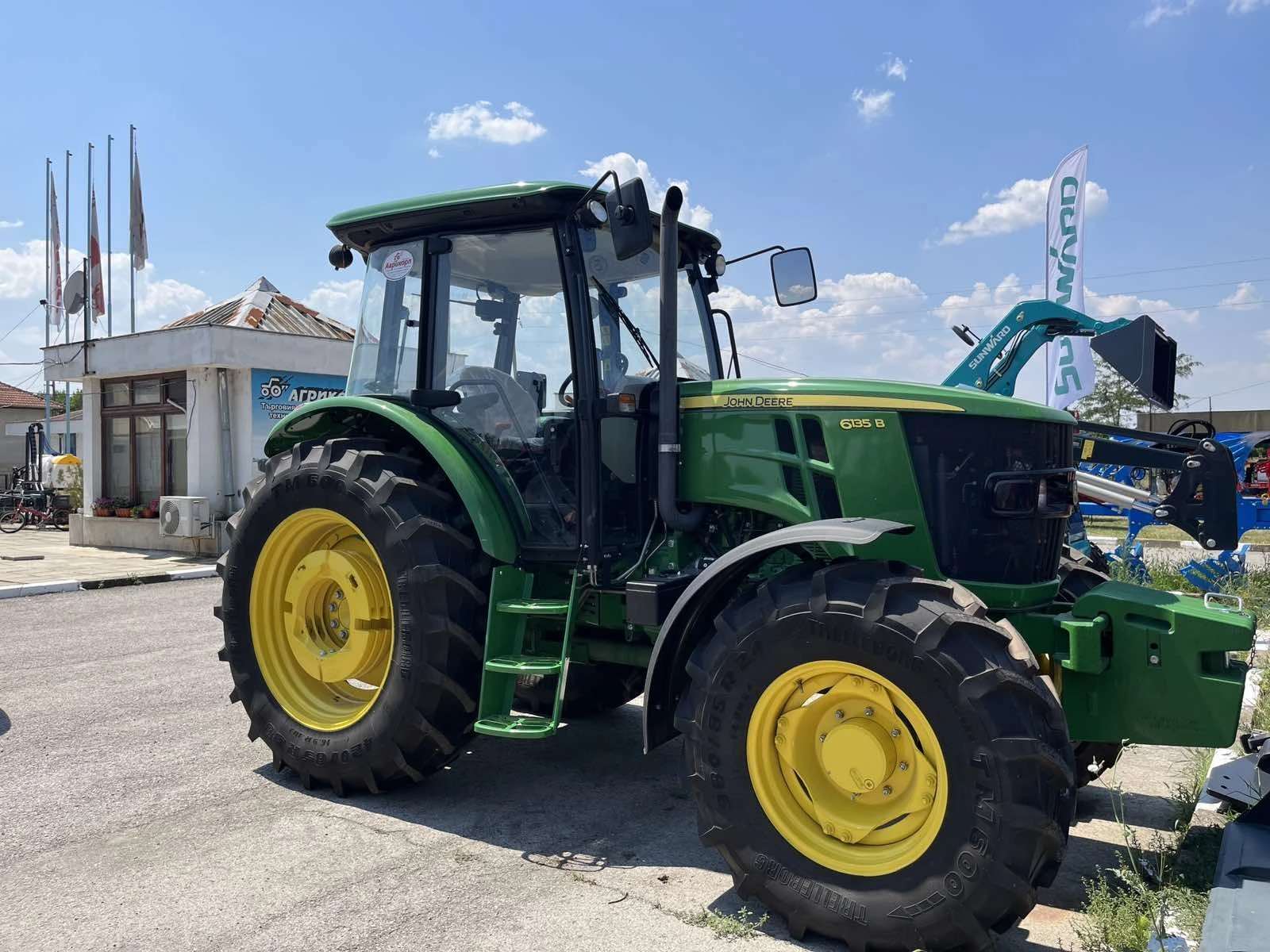 Трактор John Deere 6135B - изображение 7