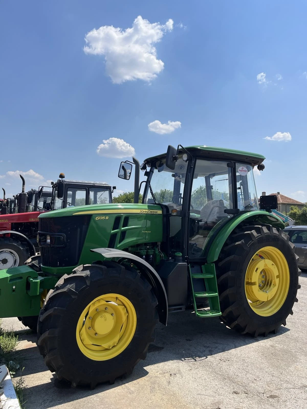 Трактор John Deere 6135B - изображение 3