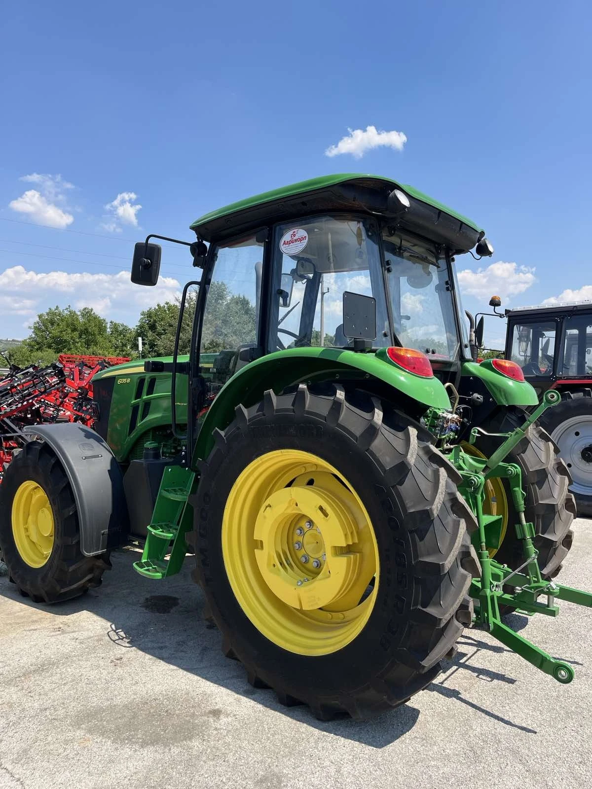 Трактор John Deere 6135B - изображение 4