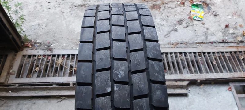 Гуми Летни 215/75R17.5, снимка 1 - Гуми и джанти - 41999147