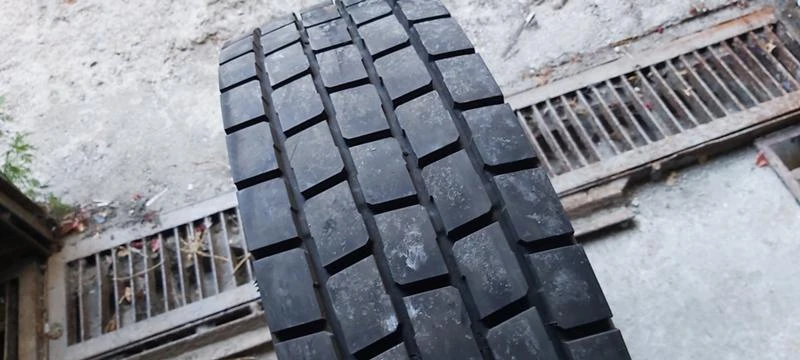 Гуми Летни 215/75R17.5, снимка 2 - Гуми и джанти - 41999147