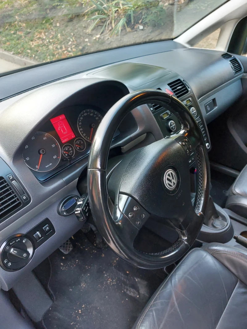 VW Touran, снимка 5 - Автомобили и джипове - 47728207