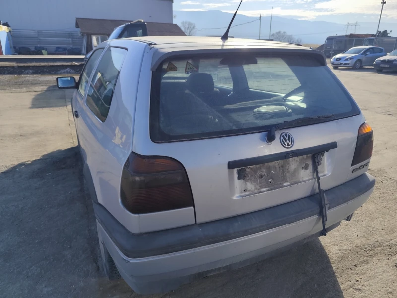 VW Golf 1.6, снимка 3 - Автомобили и джипове - 48798920