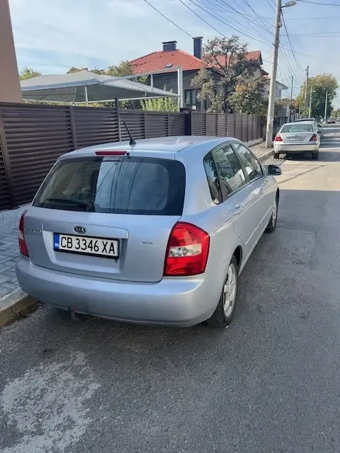 Kia Cerato 1.6 бензин, снимка 4 - Автомобили и джипове - 47668313