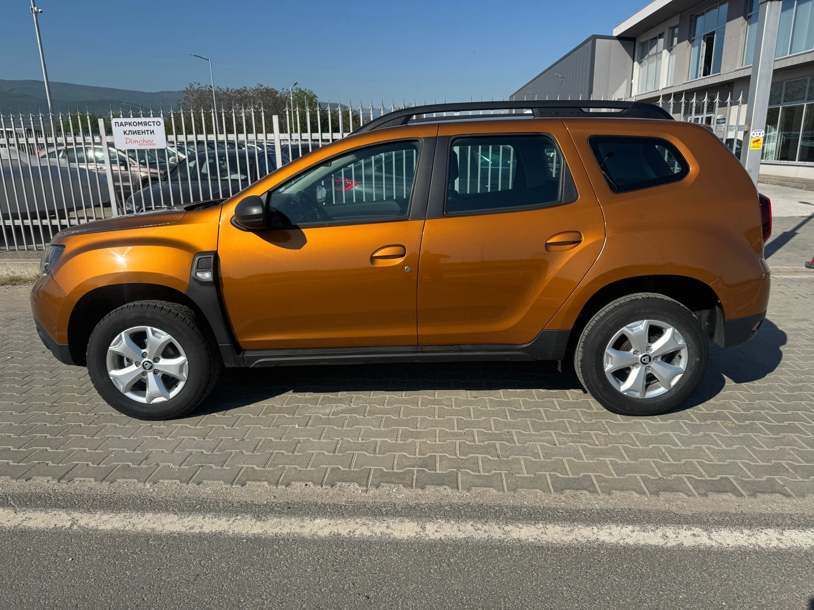 Dacia Duster 1.6 i GAZ, снимка 3 - Автомобили и джипове - 54427416