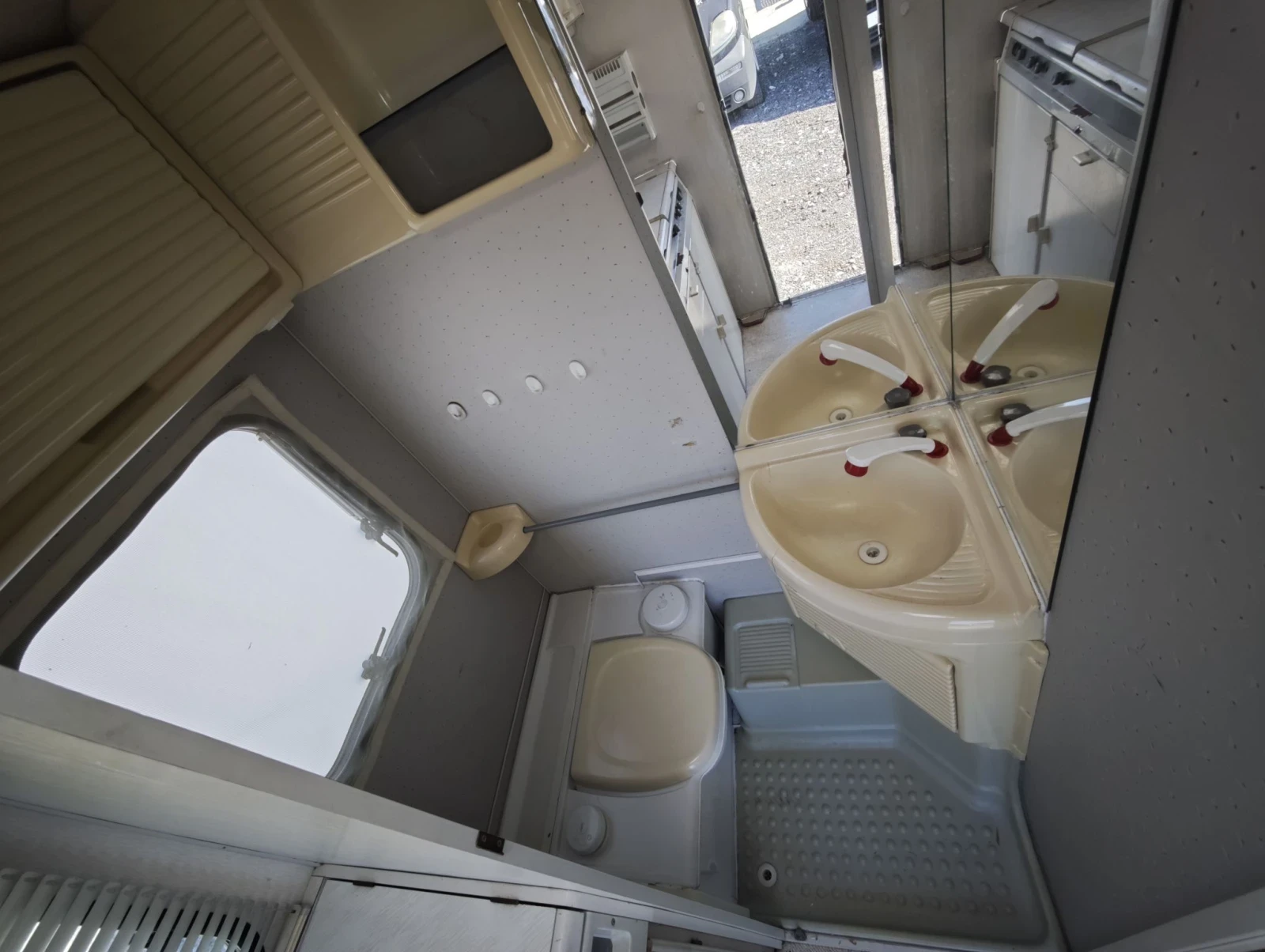Каравана Adria, снимка 10 - Каравани и кемпери - 56340147