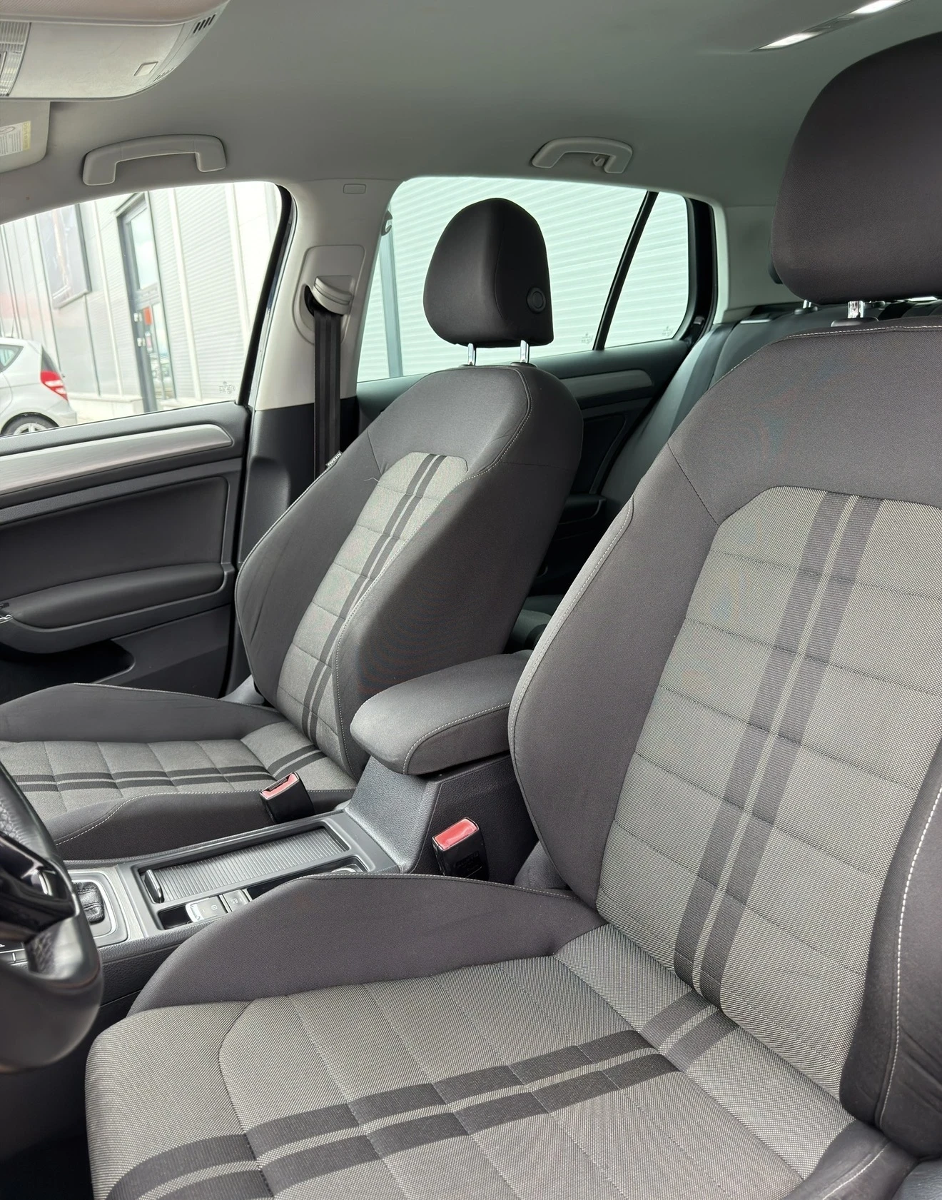 VW Golf 2.0TDI 150/DSG/DISTRONIC/LANE ASSIST/XENON/SPORT, снимка 8 - Автомобили и джипове - 54025893