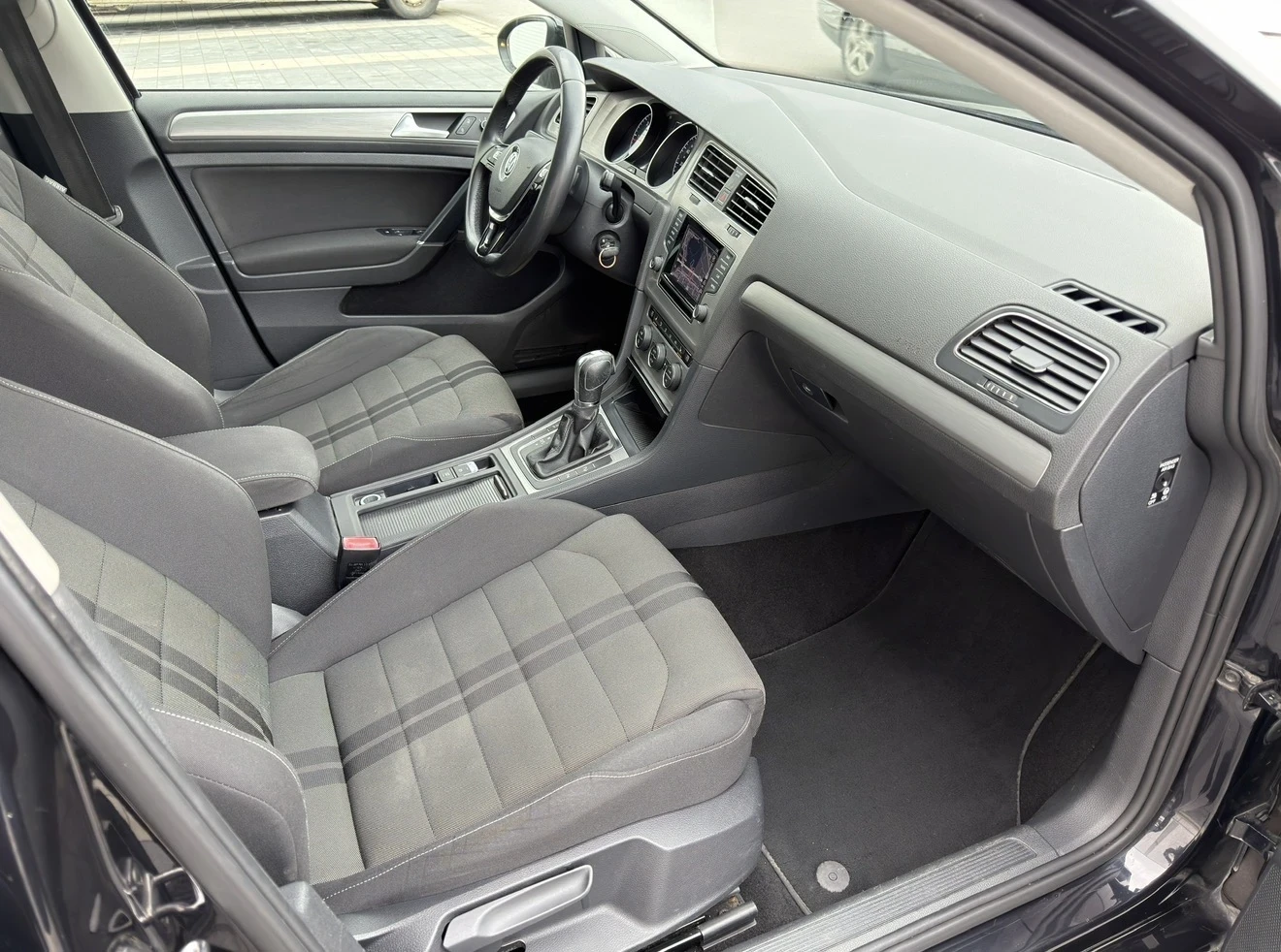 VW Golf 2.0TDI 150/DSG/DISTRONIC/LANE ASSIST/XENON/SPORT, снимка 12 - Автомобили и джипове - 54025893