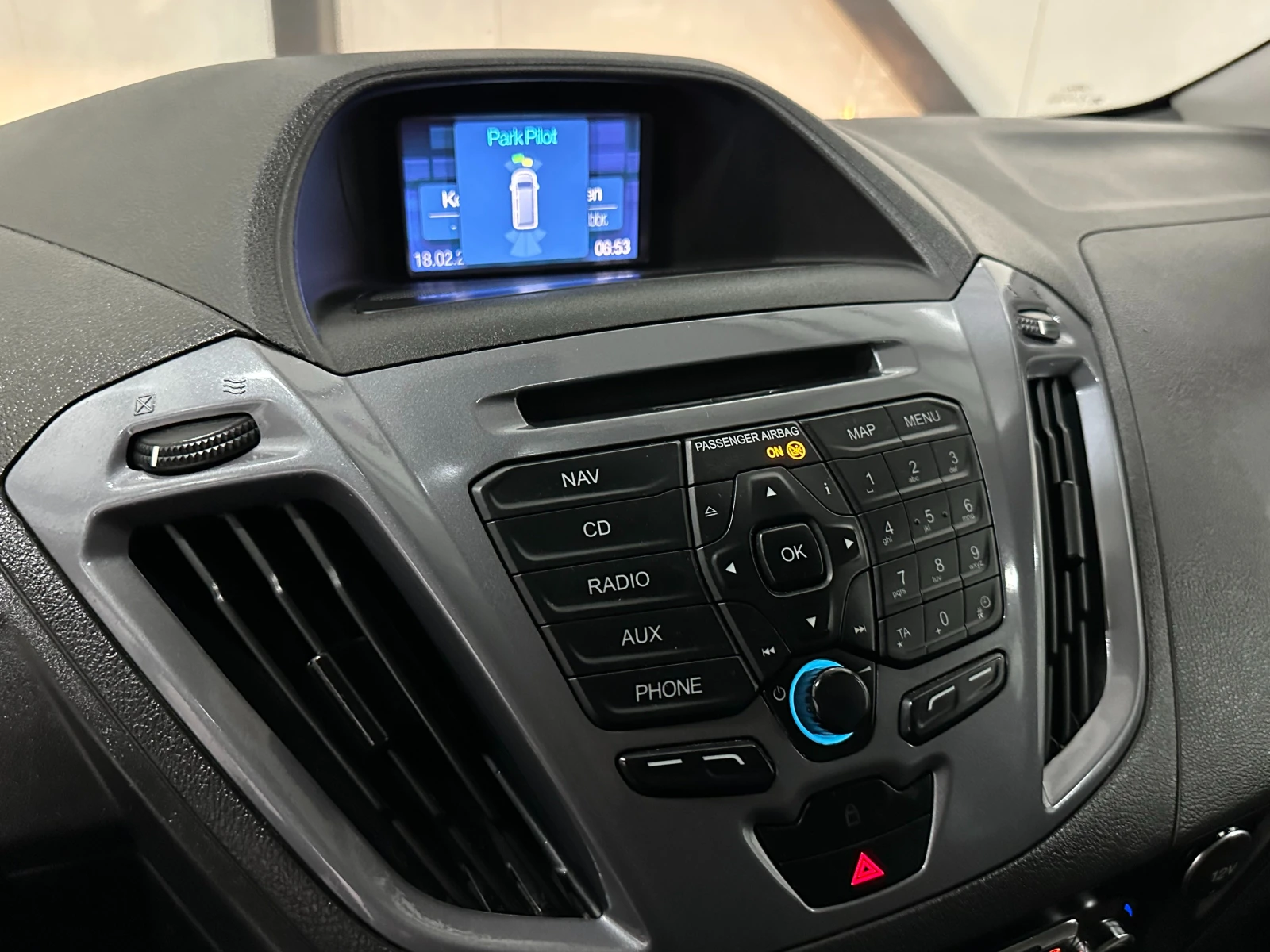 Ford Transit Custom 7+ 1 * ПОДГРЕВ * КОЖА * ТЕГЛИЧ, снимка 13 - Автомобили и джипове - 54219224