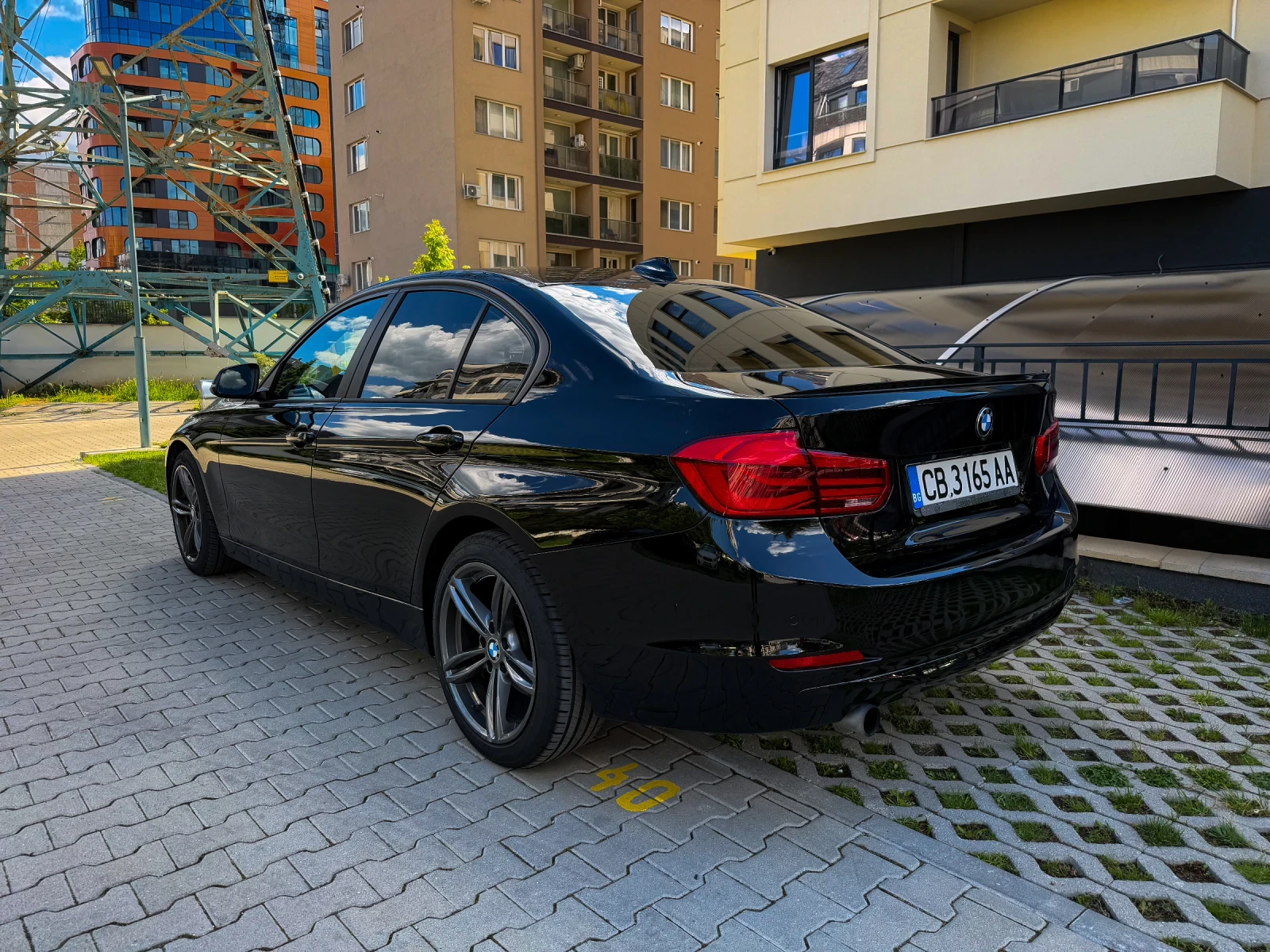 BMW 316 Сменени вериги/Кожа/CarPlay, снимка 3 - Автомобили и джипове - 54771552