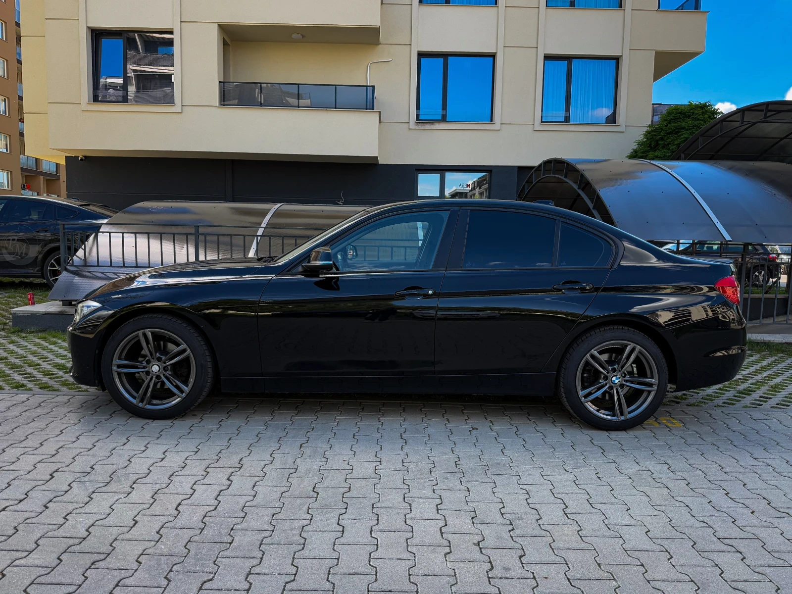 BMW 316 Сменени вериги/Кожа/CarPlay, снимка 2 - Автомобили и джипове - 54771552