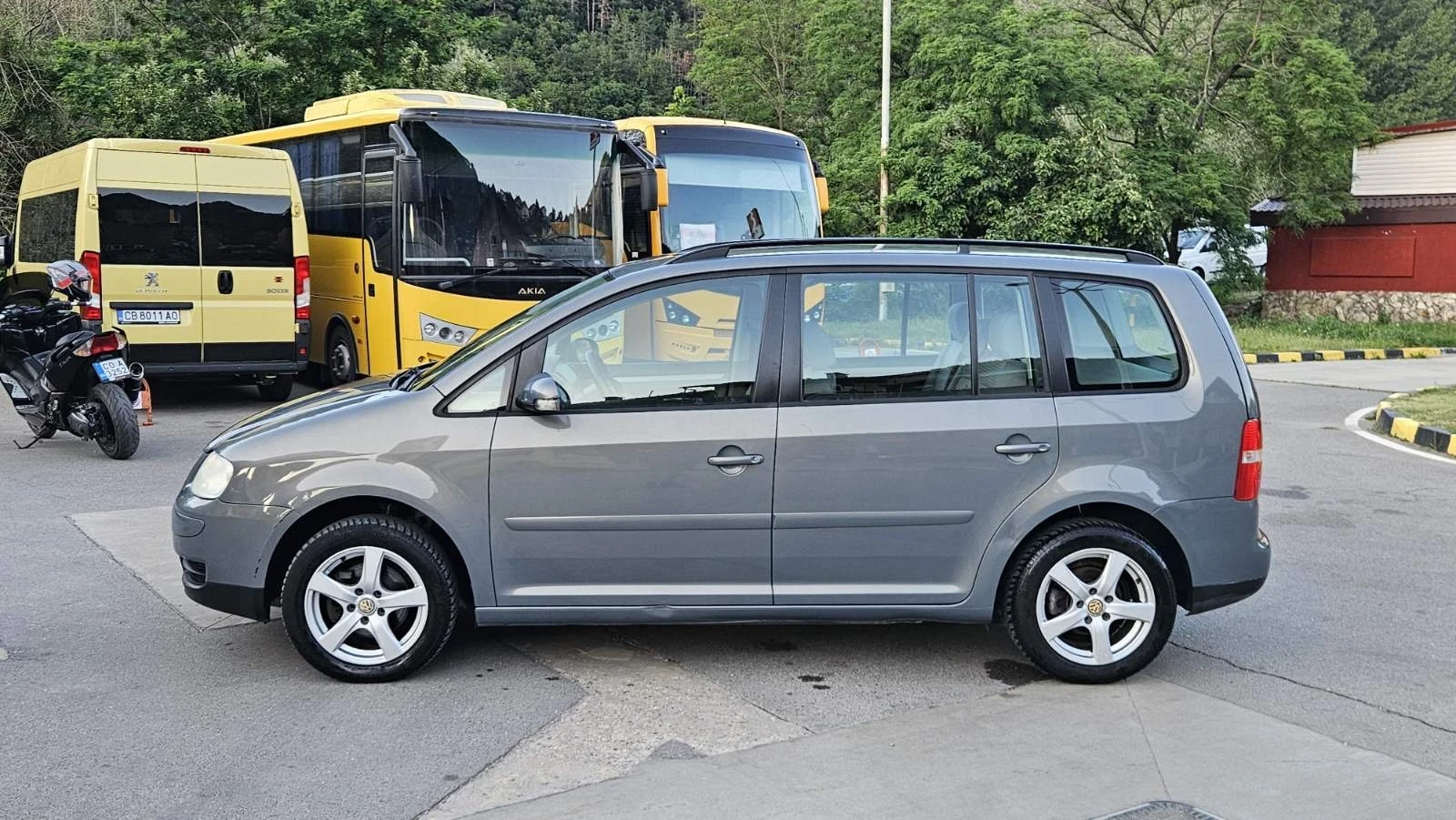VW Touran, снимка 8 - Автомобили и джипове - 55052307