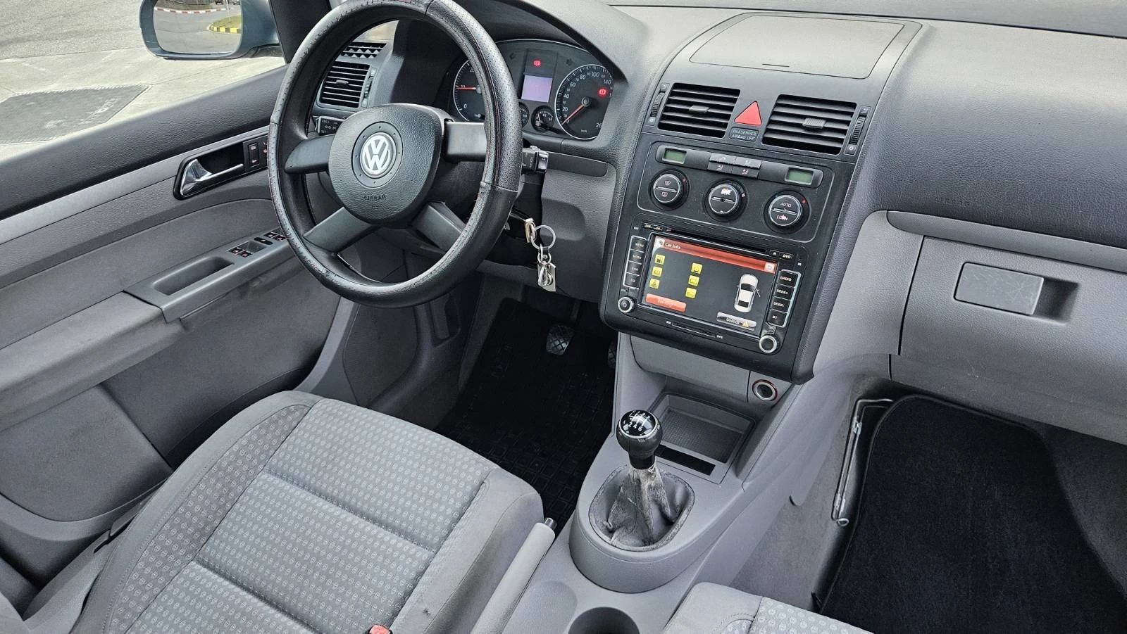 VW Touran, снимка 11 - Автомобили и джипове - 55052307