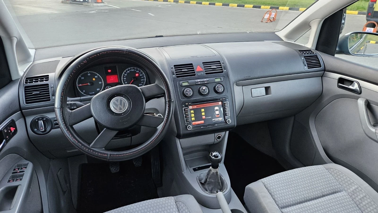 VW Touran, снимка 17 - Автомобили и джипове - 55052307