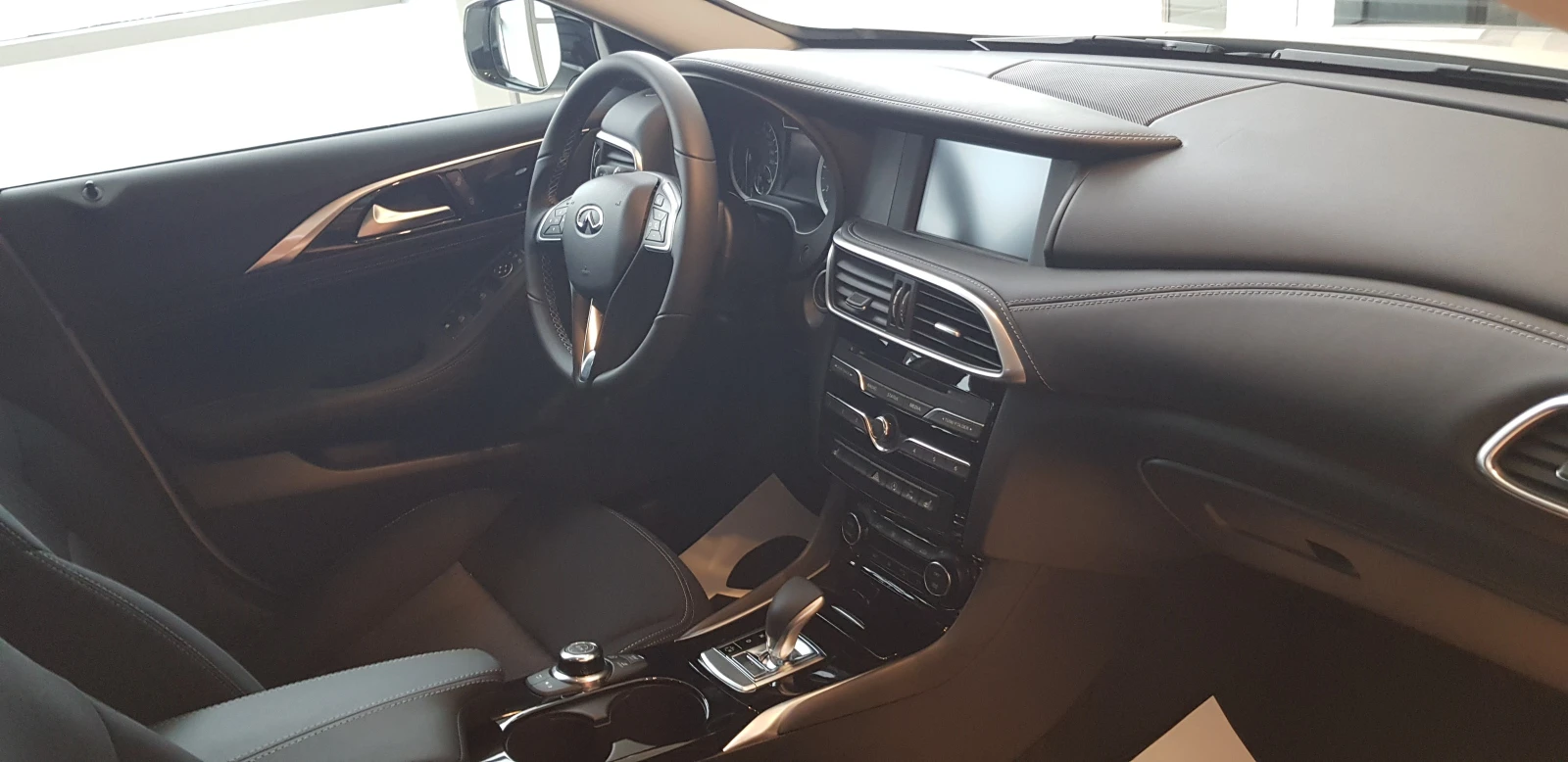 Infiniti Q30 LUXE , снимка 6 - Автомобили и джипове - 53706501