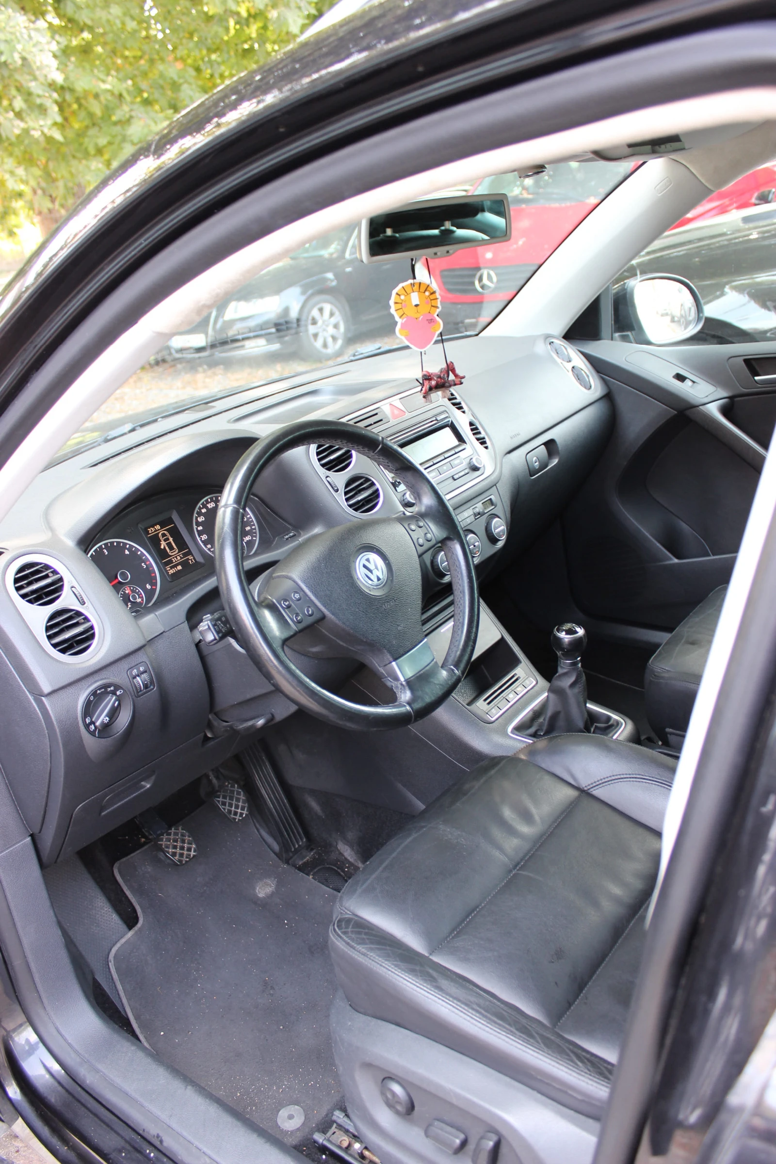 VW Tiguan 2.0 TDI   ПАНОРАМА -  С РЕГИСТРАЦИЯ   , снимка 9 - Автомобили и джипове - 55363867