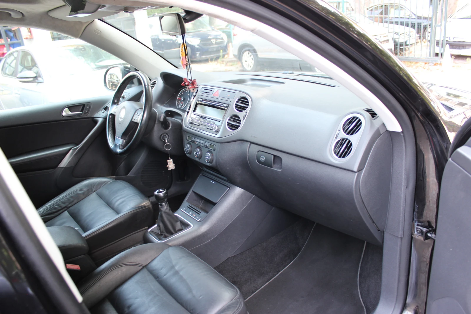 VW Tiguan 2.0 TDI   ПАНОРАМА -  С РЕГИСТРАЦИЯ   , снимка 10 - Автомобили и джипове - 55363867