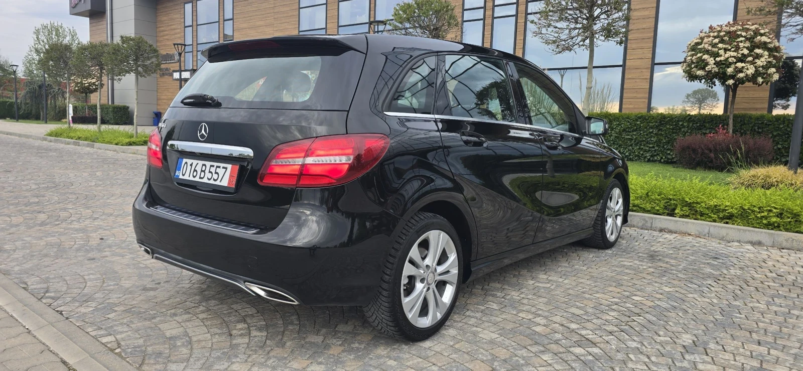 Mercedes-Benz B 180 AMG-line/LED/NAVI/KAMERA/ЛИЗИНГ/АМБИ, снимка 4 - Автомобили и джипове - 54445480