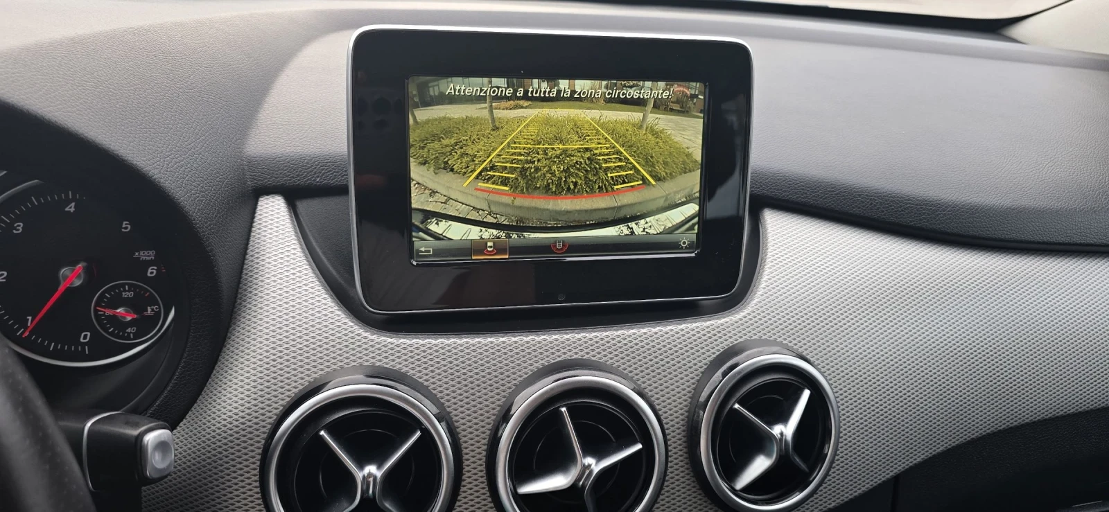 Mercedes-Benz B 180 AMG-line/LED/NAVI/KAMERA/ЛИЗИНГ/АМБИ, снимка 14 - Автомобили и джипове - 54445480