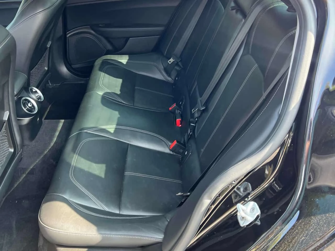 Alfa Romeo Giulia  AWD | DISTRONIC | КОЖА | ДВА КЛЮЧА , снимка 9 - Автомобили и джипове - 54591416
