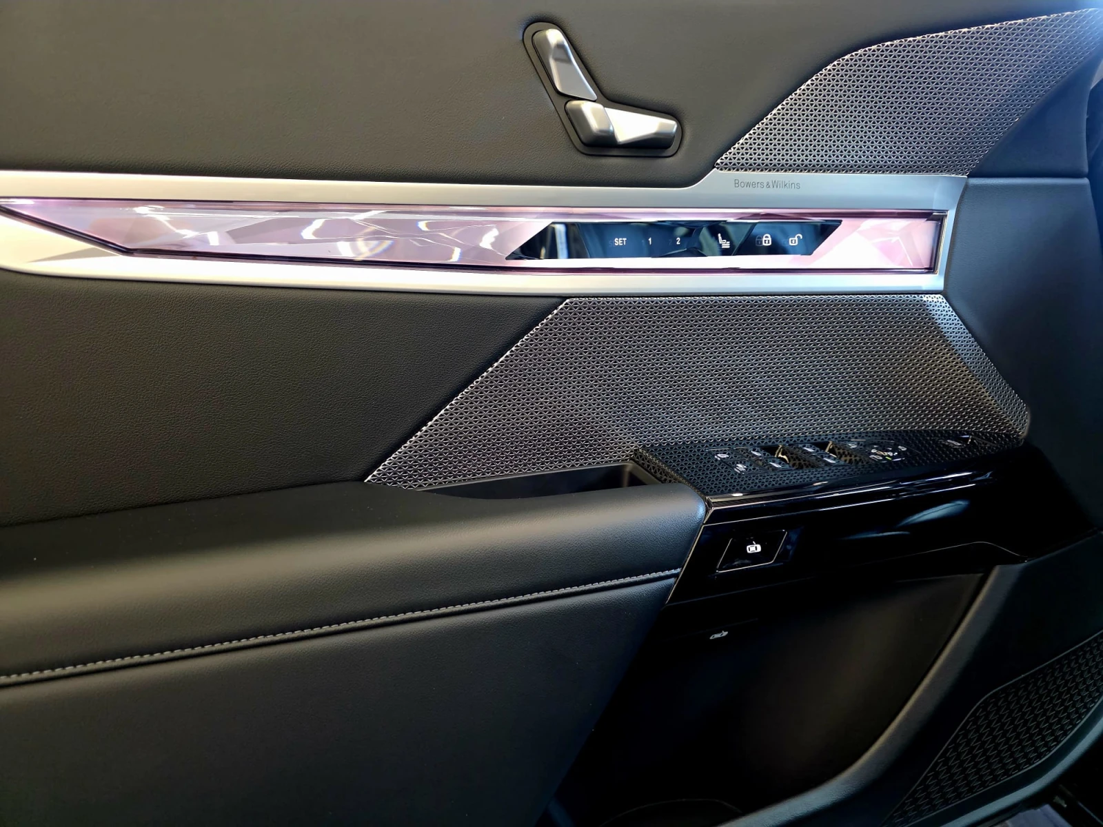 BMW 740 d* xDrive* B&W* HuD* Панорама* Камера360* Лизинг, снимка 13 - Автомобили и джипове - 54608280