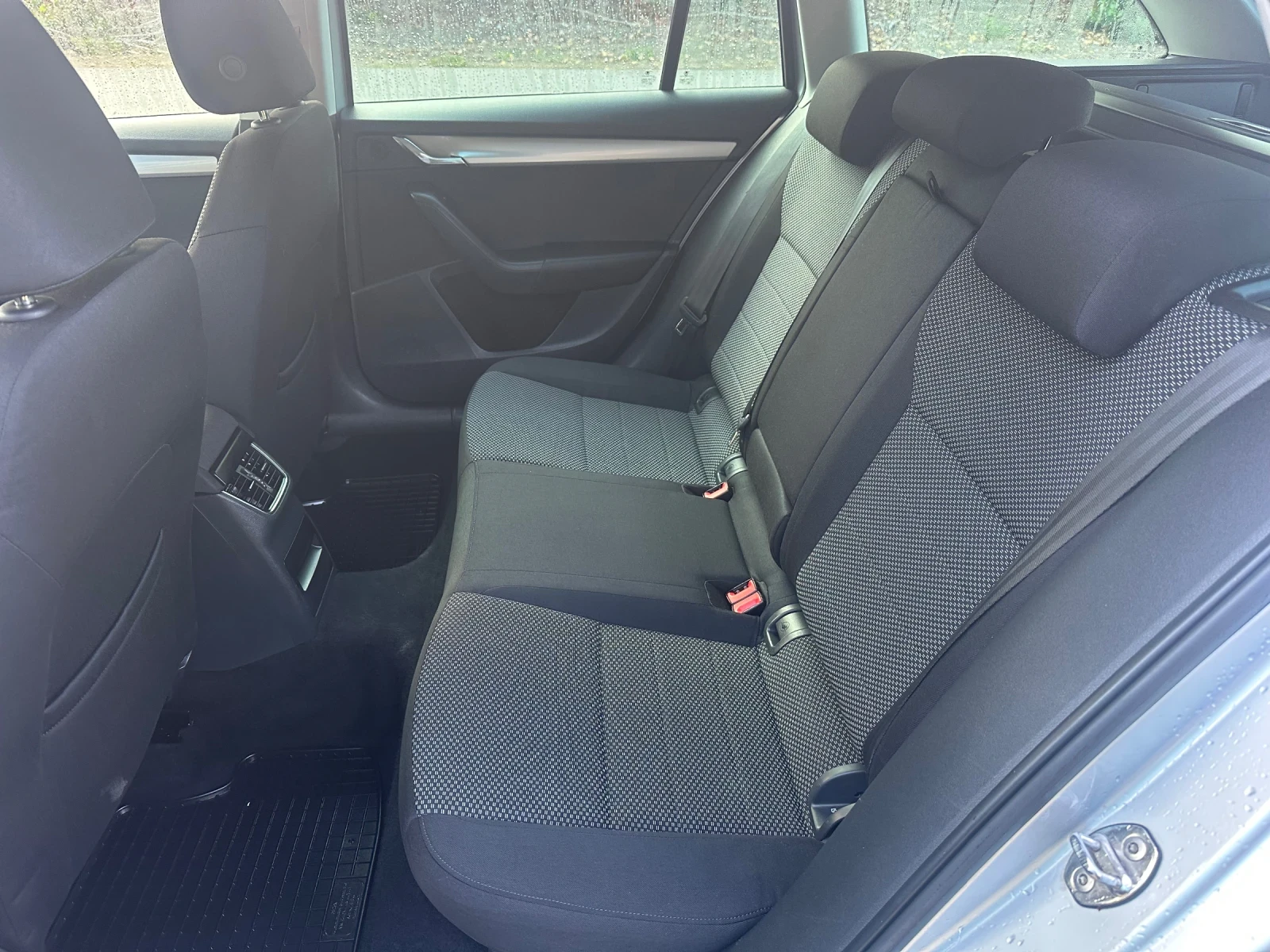 Skoda Octavia 2.0 150кс DSG, снимка 14 - Автомобили и джипове - 56064302