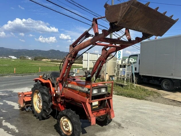 Трактор Kubota, снимка 4 - Селскостопанска техника - 56375483