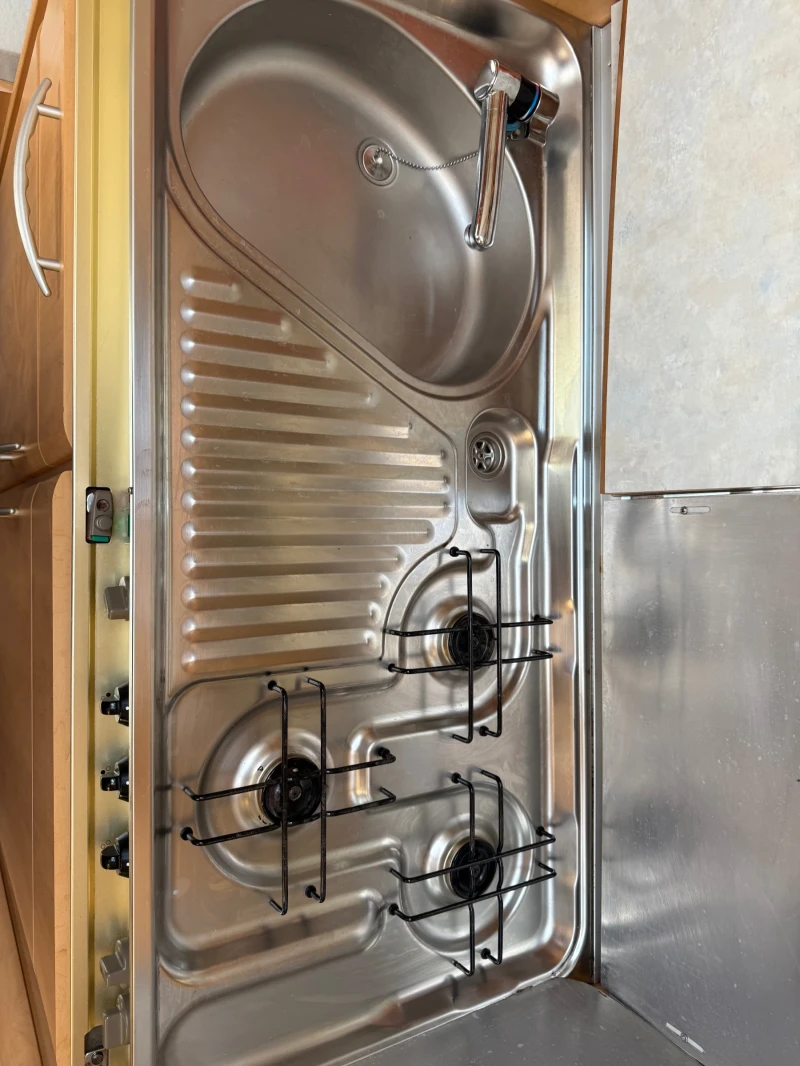 Каравана Fendt Saphir , снимка 11 - Каравани и кемпери - 51520816